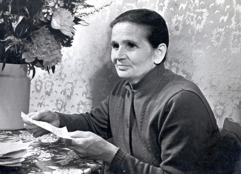 Елена Федоровна Терешкова в дни полета дочери за чтением телеграмм, 1963 год, Ярославская обл.