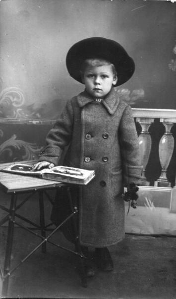 Мальчик, 1915 год. Выставка «Нам не страшны мороз и вьюга» с этой фотографией.