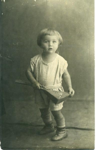 Олег Жагар с балалайкой, 1923 год, г. Оренбург. Выставка «СССР в 1923 году» с этой фотографией.