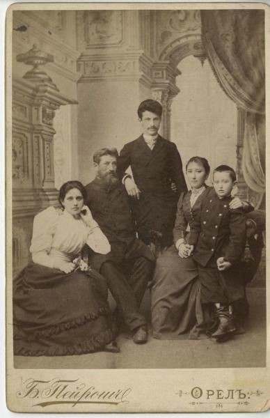 Портрет Варвары Ноевны Перес с отцом и мужем, 1892 год, г. Орел