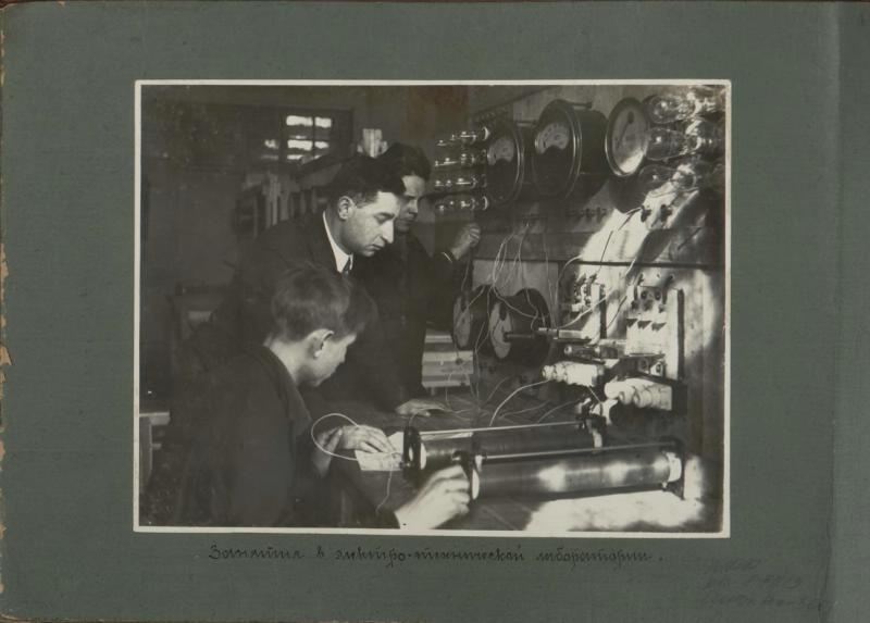 Занятия в электро-технической лаборатории, 1930-е