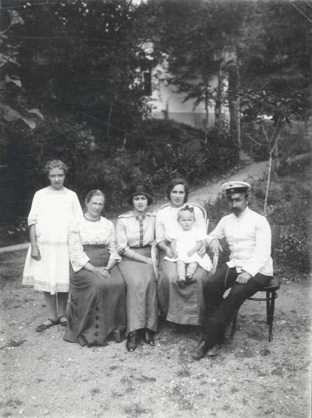 Семейный портрет во дворе усадьбы, 1910 - 1915