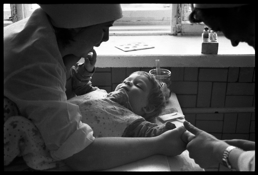 Последняя прививка перед передачей в Дом ребенка, Детское отделение Центральной сельской больницы, 28 марта 1988, г. Новокузнецк. Выставка «Прививки нужные и разные» с этой фотографией.
