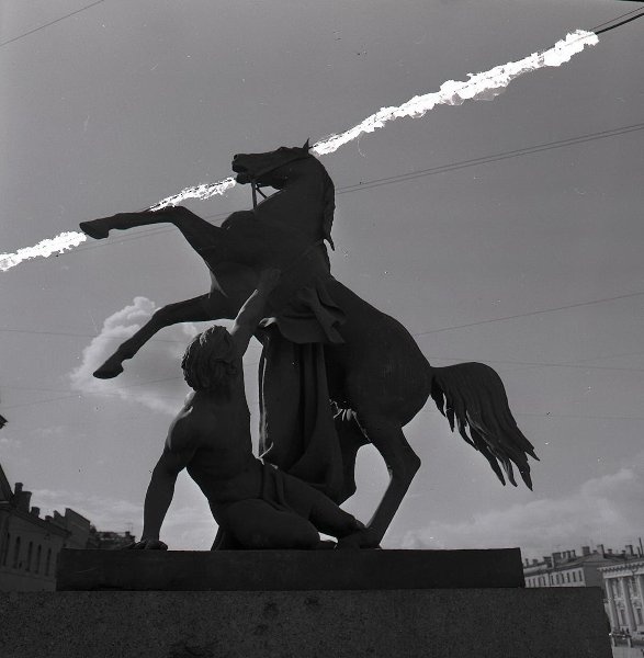 Скульптура Аничкова моста «Юноша, поверженный конем», 1960-е, г. Ленинград. Одна из скульптурных групп «Укрощение коня человеком», скульптор Петр Клодт.