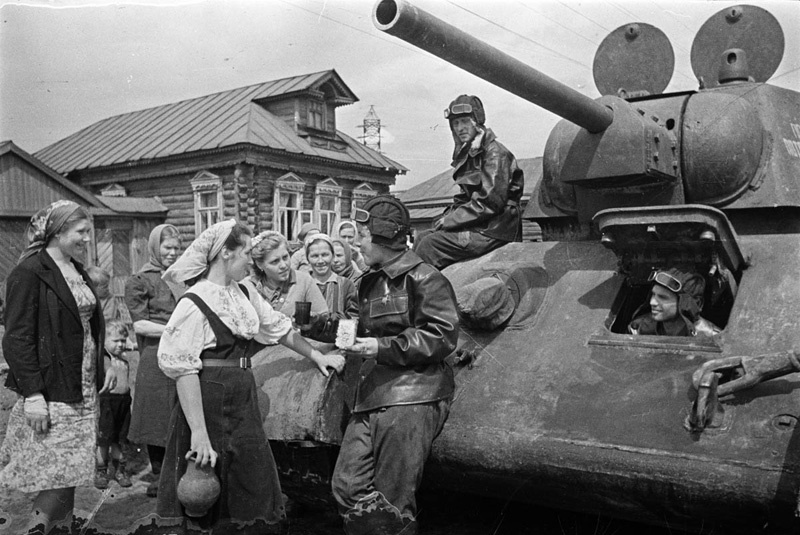 В освобожденном селе, 1943 год. Выставки «15 лучших фотографий с Т-34»&nbsp;и «Приказ фотографироваться» с этим снимком. 