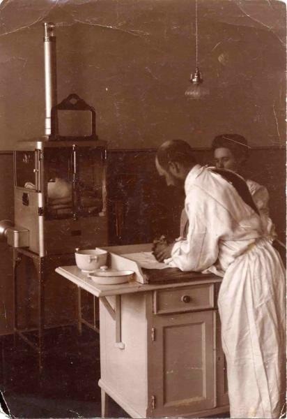 Осмотр врачом недоношенного ребенка. Инкубатор доктора А. Лайона, 1900-е