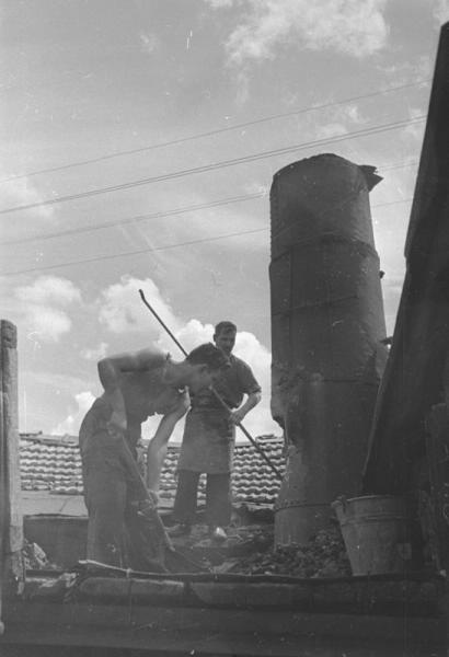 Литейный завод (бывший Зельцера). Рабочие у вагранки (малой плавильной печи), 2 августа 1940 - 31 декабря 1940, Молдавская ССР, г. Кишинев