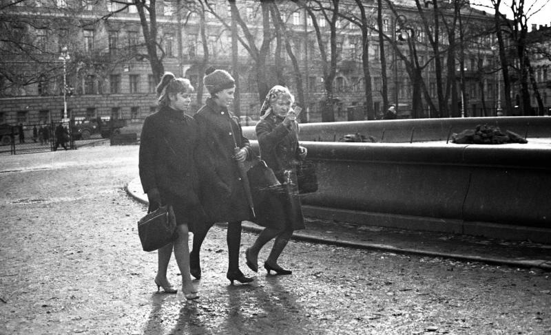 Три девушки в сквере, 1960-е, г. Ленинград