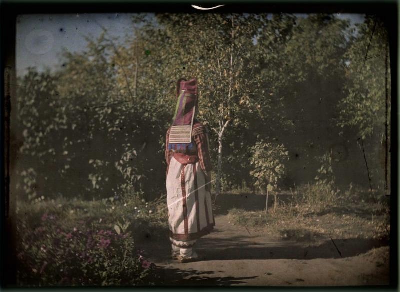 Вера Козакова в народном костюме, 1914 год