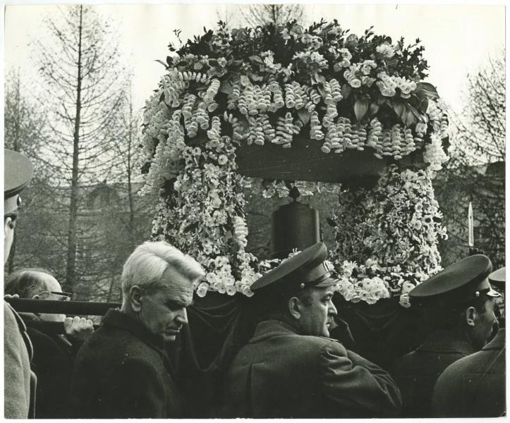 Похороны Гагарина, 30 марта 1968. Слева – академик Мстислав Келдыш.Видео «Быть первым!» с этой фотографией.