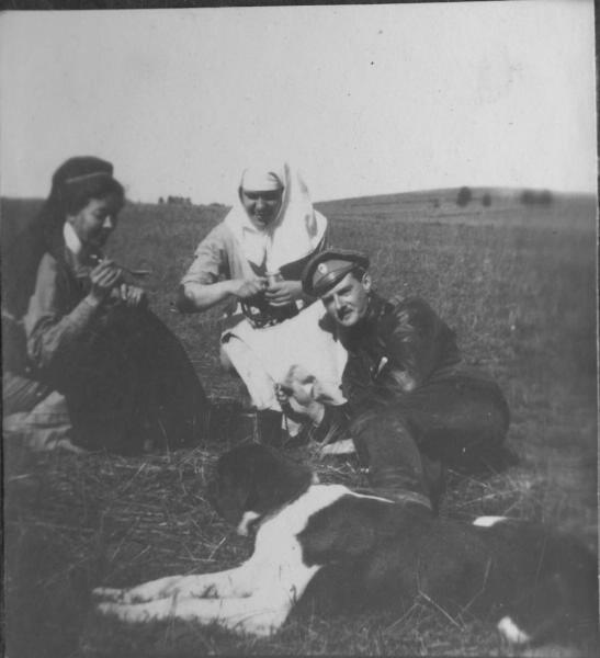 Групповой портрет военного с двумя женщинами, 1914 - 1918