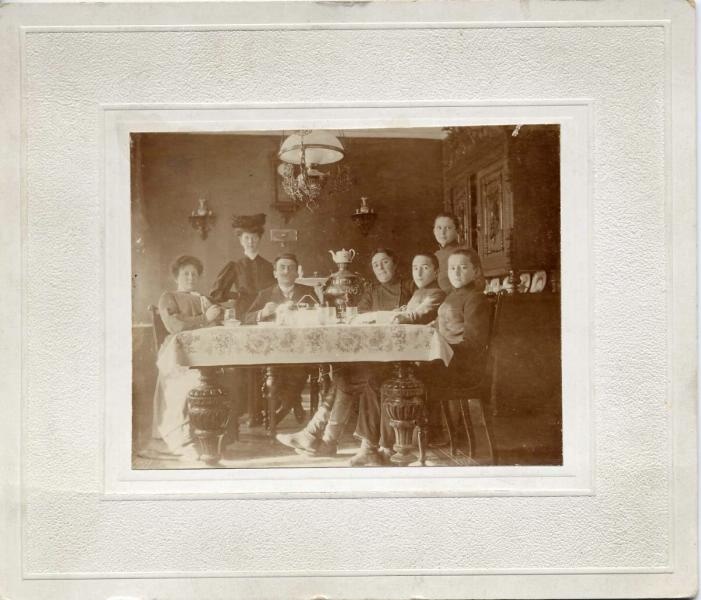 Групповой портрет за обеденным столом, 1890-е