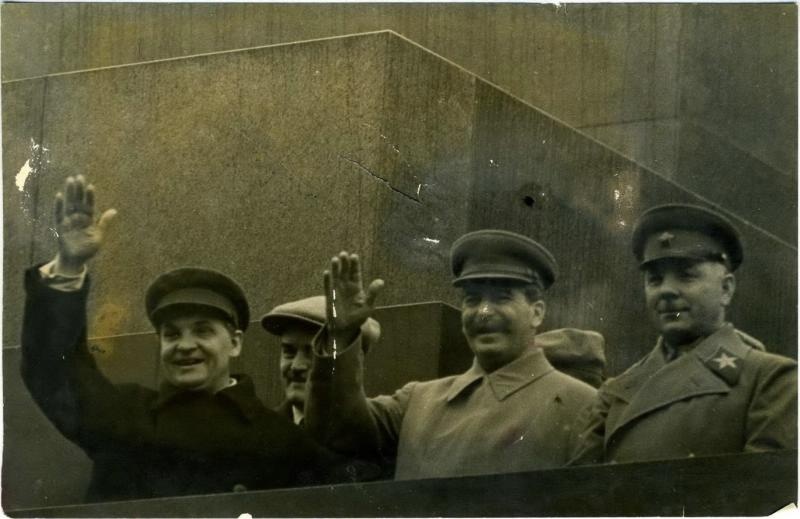 Иосиф Сталин, Климент Ворошилов на трибуне Мавзолея, 1930-е, г. Москва, Красная пл.