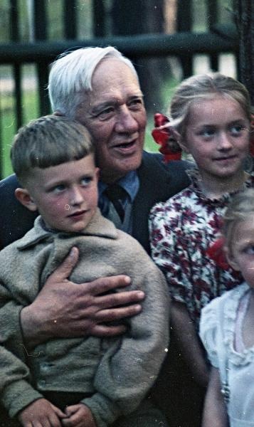 Фото "Корней Чуковский с детьми в Переделкино", 1959 год, Московская ...