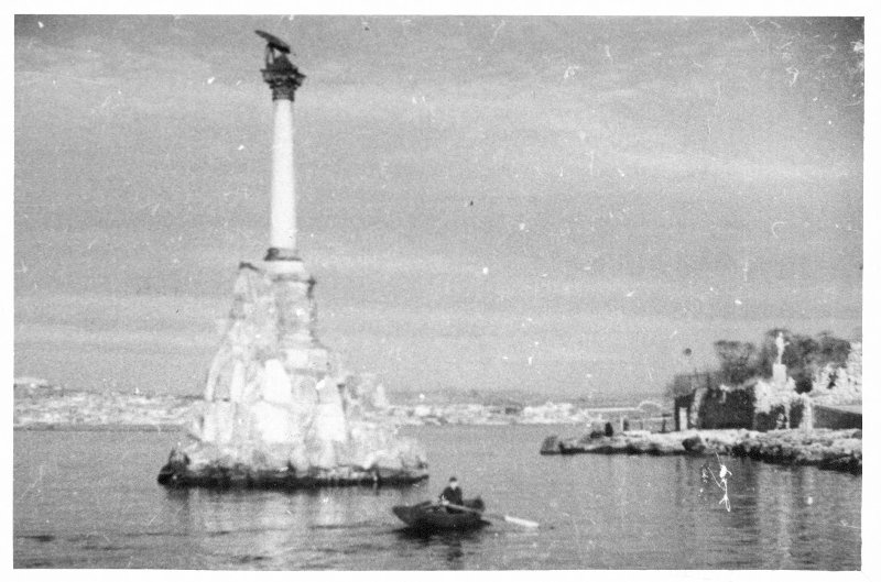 Памятник затопленным кораблям, 1941 - 1942, г. Севастополь, Приморский бул.. Кадр из документального фильма «Битва за Севастополь» (режиссер Василий Беляев, 1944 год). Монумент сооружен в 1905 году к 50-летию Первой обороны Севастополя. Авторы проекта – скульптор Амандус Адамсон, Архитектор Валентин Фельдман, военный инженер Оскар-Фридрих Энберг.