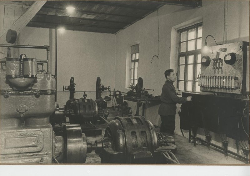 У пульта управления МоГЭС, 1920-е, г. Москва. Выставка «С мыслью о вечном двигателе» с этой фотографией.