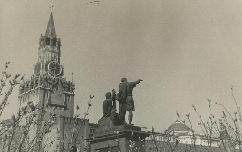 Памятник Минину и Пожарскому, 1950-е, г. Москва. Выставка «Главные часы государства» с этой фотографией.
