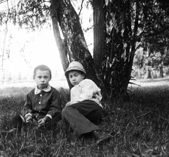 Дети в траве, 1910-е
