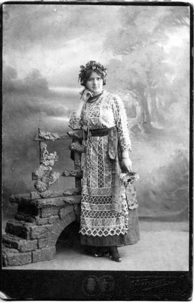 Портрет девушки в народном костюме, 1900-е, Пермская губ., г. Пермь