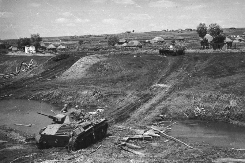 Брянский фронт. Танки в походе. Танк Т-60 в овраге (русле реки), 1941 год