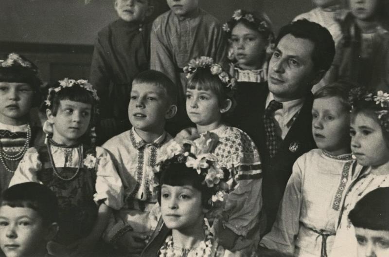 Поэт Александр Жаров, 1938 год. Выставка «"Сто строк…"» с этой фотографией.
