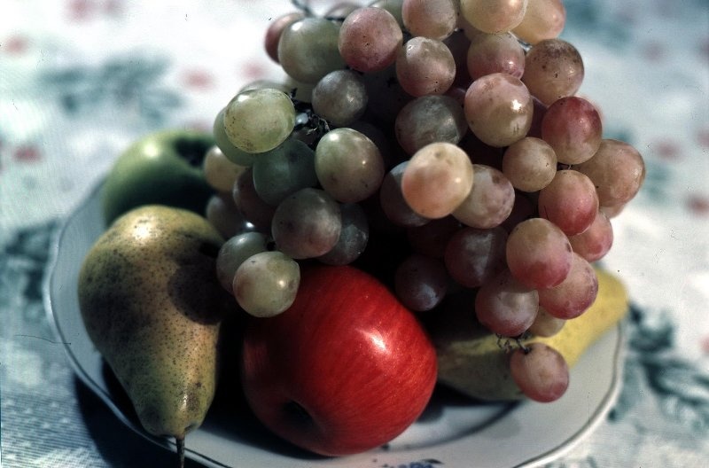 Виноград, яблоки, груша, 1963 - 1982. Выставка «Food фотография» с этим снимком.