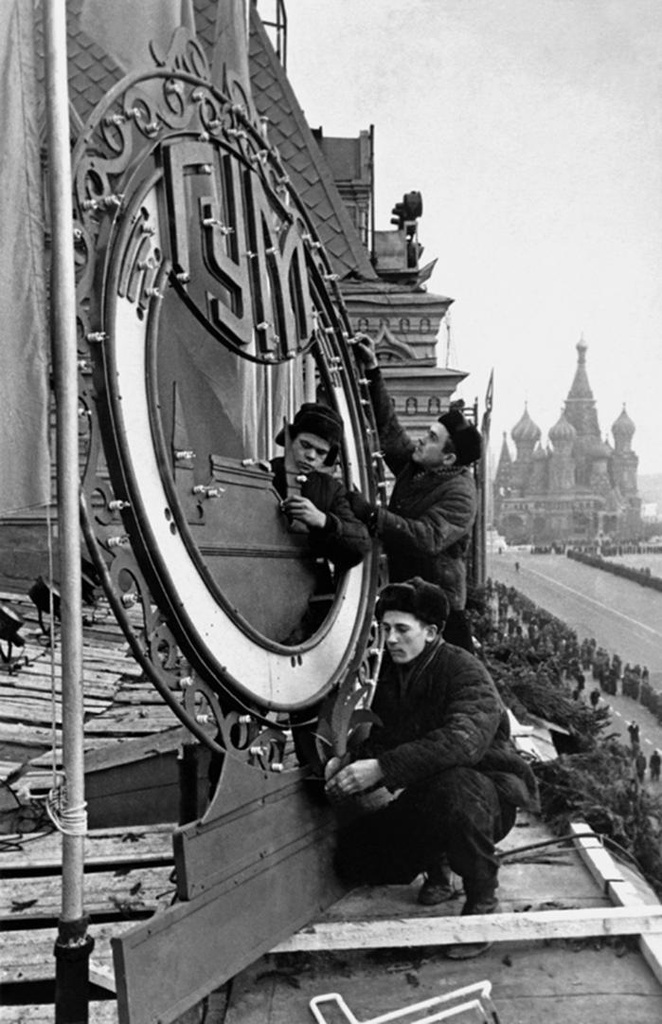 Реконструкция ГУМа, 1953 год, Москва. Выставки&nbsp;«Новое благосостояние» и «Будни 1953 года» с этой фотографией.
