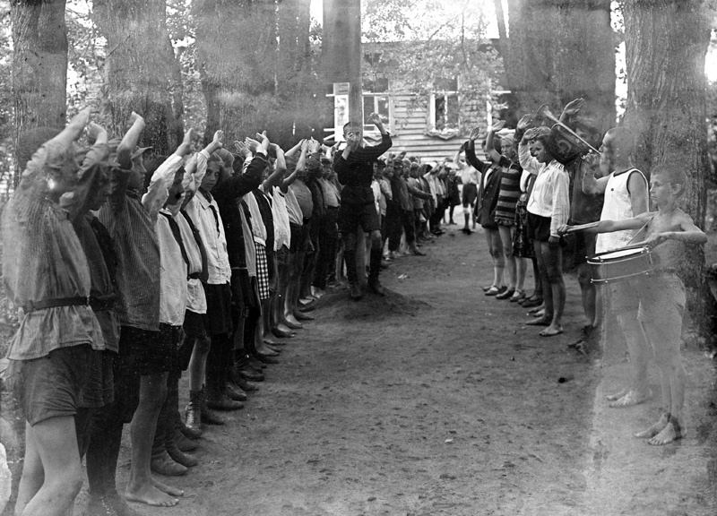 Детский лагерь. Поднятие флага, 1929 год, г. Галич. Выставка «Вместо рукопожатий – пионерский салют» с этой фотографией.