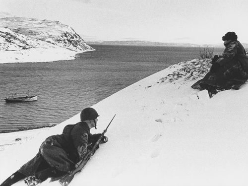 Советские разведчики наблюдают за боевой обстановкой. Полуостров Рыбачий. Северный фронт, 17 октября 1941, Мурманская обл.