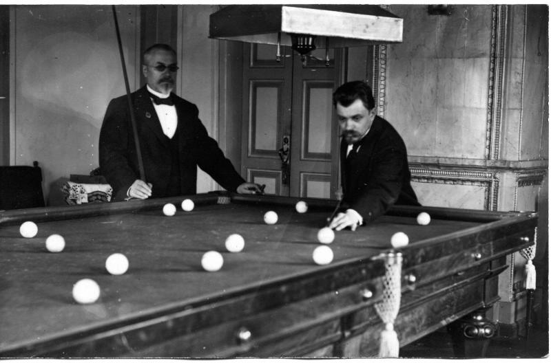 Игра в бильярд, 1910-е. Выставка «"Шахматы в движении" – бильярд» с этой фотографией.