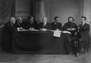 Заседание третейского суда по делу о Старинном театре, 1912 год, г. Санкт-Петербург. Слева направо: Федор Сологуб, Владимир Давыдов, Константин Арабажин, Павел Милюков, Всеволод Мейерхольд, Александр Кугель, Михаил Дарский.
