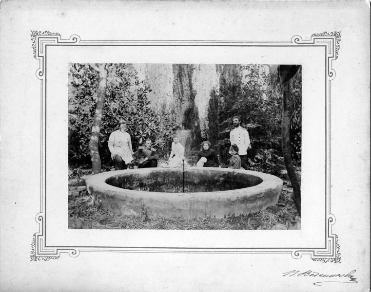 У фонтана, 1900-е