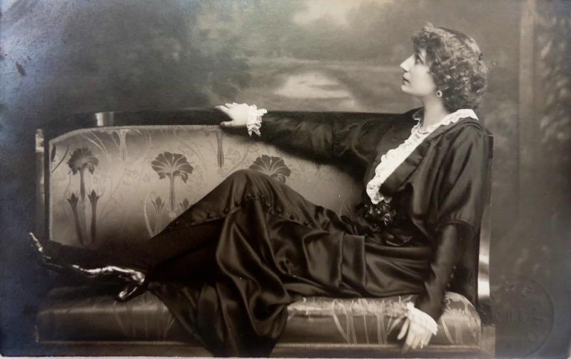 Актриса М. И. Офель-Бецкая, 1920-е. Видео «НЭП: новая экономическая политика» и&nbsp; выставка «В стиле НЭП» с этой фотографией.