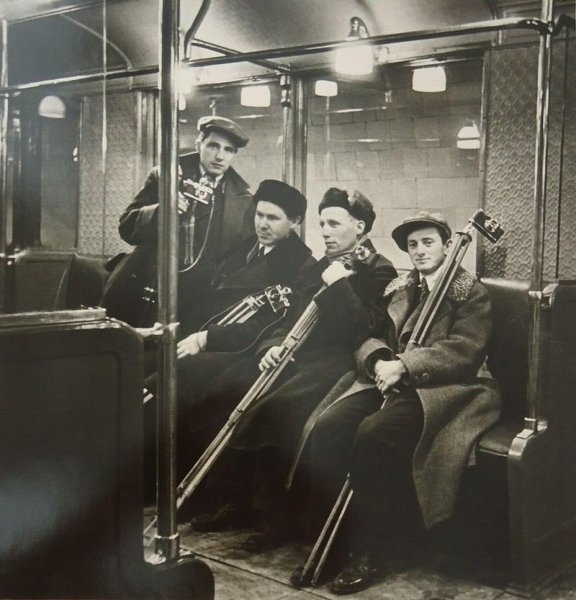 Журналисты в первом вагоне метро, январь - март 1935. Первый справа – Эммануил Евзерихин.Выставки «Фотографы», «Остались за кадром»&nbsp;и «15 лучших фотографий Эммануила Евзерихина», видео «Эммануил Евзерихин» с этой фотографией.