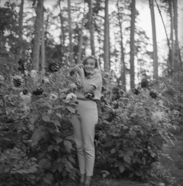 Приемная дочь Романа Кармена Алена на даче Никиты Хрущева, 1960-е, Московская обл.