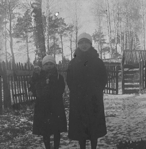 Две девочки в сельском дворике, 1920-е