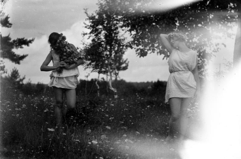 Девушки в туниках в парке, 1920-е