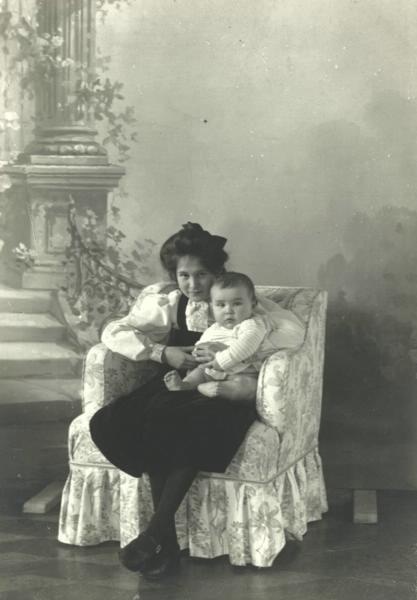 Дети Саввы Морозова - Мария и Савва, 1903 год. Выставка «Работаю, значит, существую» с этой фотографией.