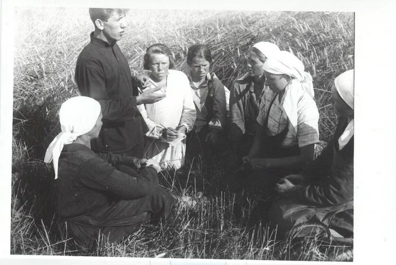 Группа крестьян в поле, 1930-е, Калининская обл., г. Кимры. До 14 января 1929 года город Кимры входил в состав Тверской губернии; с 14 января 1929 года по 3 июня 1929 года – в состав Центрально-Промышленной области; с 3 июня 1929 года – в состав Московской области, с 29 января 1935 года – в состав Калининской (ныне Тверской) области.