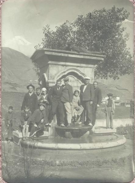 Фонтан, 1923 - 1929, Грузинская ССР, с. Казбеги. Предположительно, памятник-фонтан у станции Казбек (в 1921- 2007 годах - село Казбеги, сейчас поселок Степанцминда в Грузии).