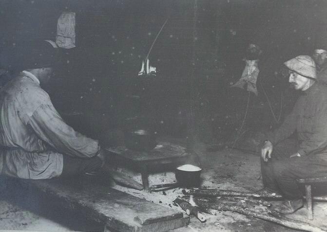 Ночевка в сванском доме у Ясона Чкадуа в Лохамули, 1928 год, Грузинская ССР, Сванетия. Из серии «Типы Сванетии, жилище, быт, культ».