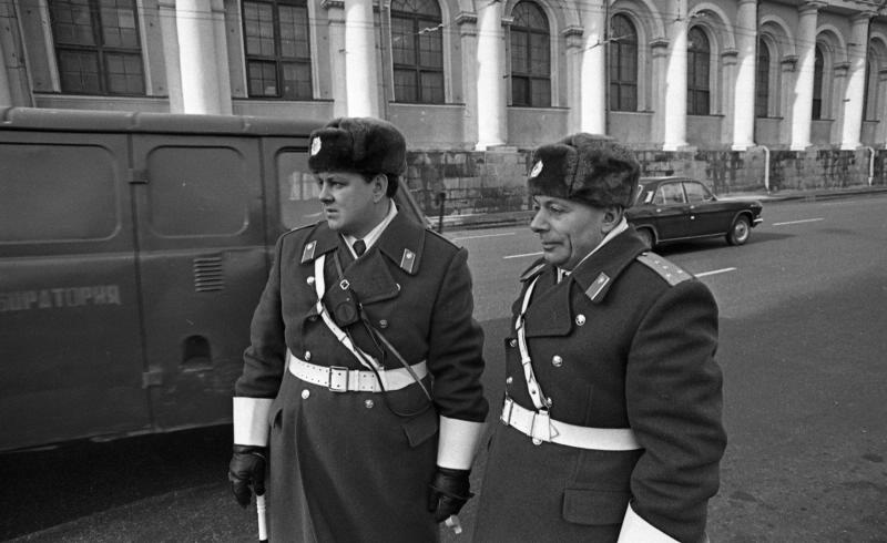 Милиционеры у стен Манежа во время проведения XXV съезда КПСС, 1976 год, г. Москва