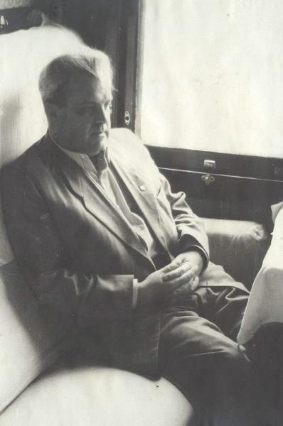 Ученый-механик Иван Иванович Артоболевский в купе, 1954 год