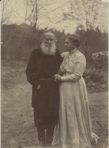 Лев и Софья Толстые в 48-ю годовщину свадьбы, 23 сентября 1910, Тульская губ., Крапивенский у., дер. Ясная Поляна. Видео «Софья Толстая: быть женой гения» с этой фотографией.