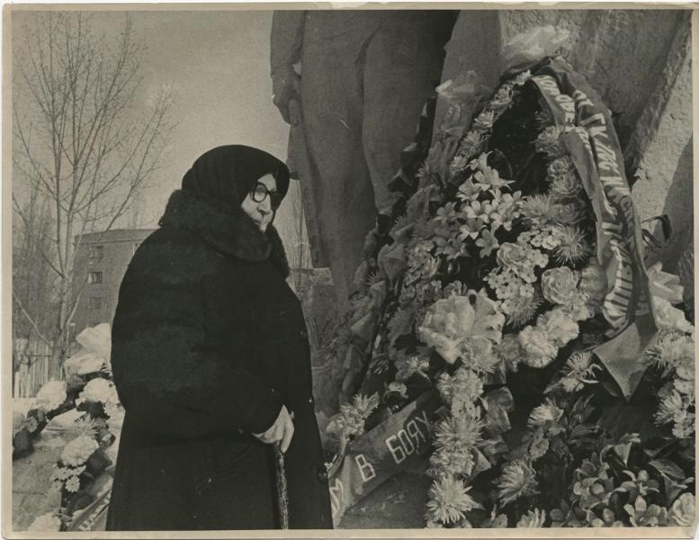 У памятника погибшим в годы Великой Отечественной войны, 1970-е