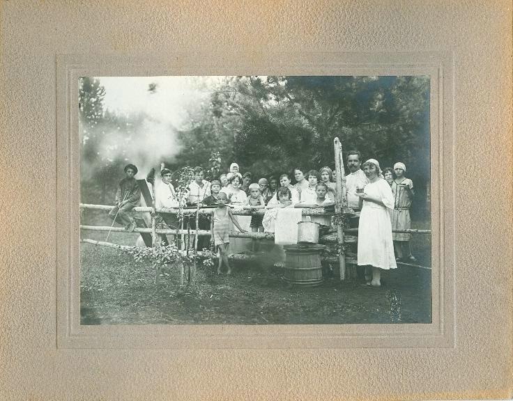 Празднование именин на пасеке, 1927 год