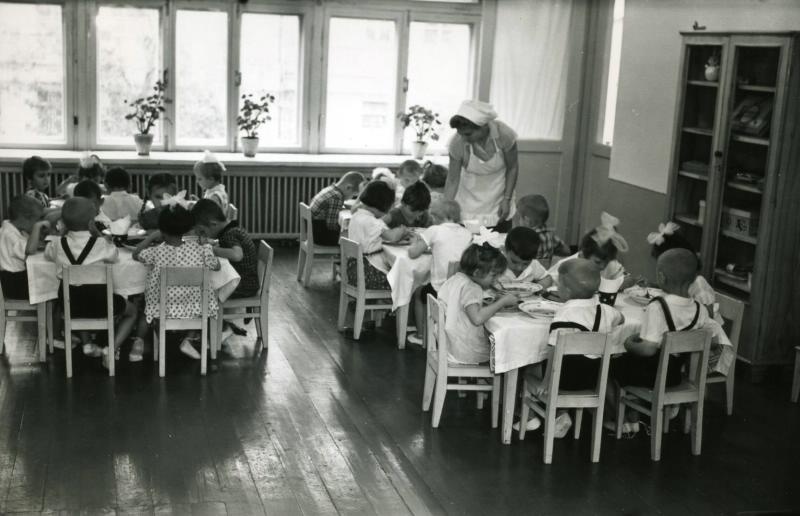 Обед в детском саду, 1960 - 1965