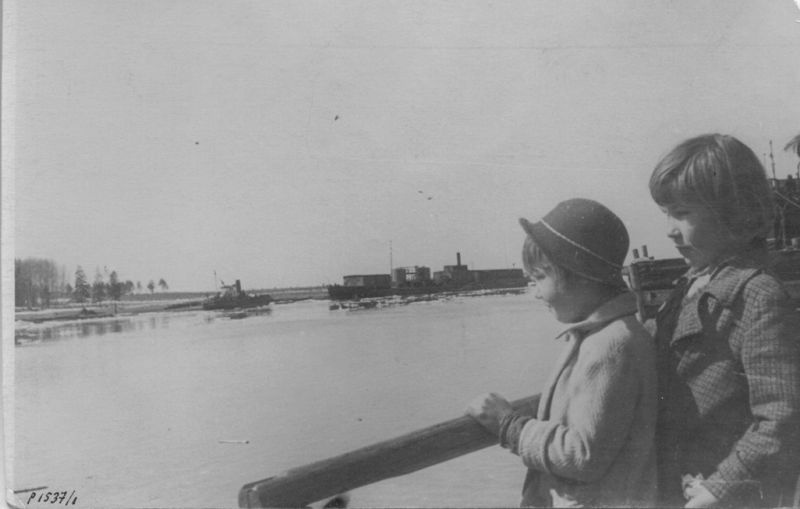 Ребята наблюдают за наполнением Рыбинского моря у г. Череповца, 1941 год, г. Череповец и Череповецкий район