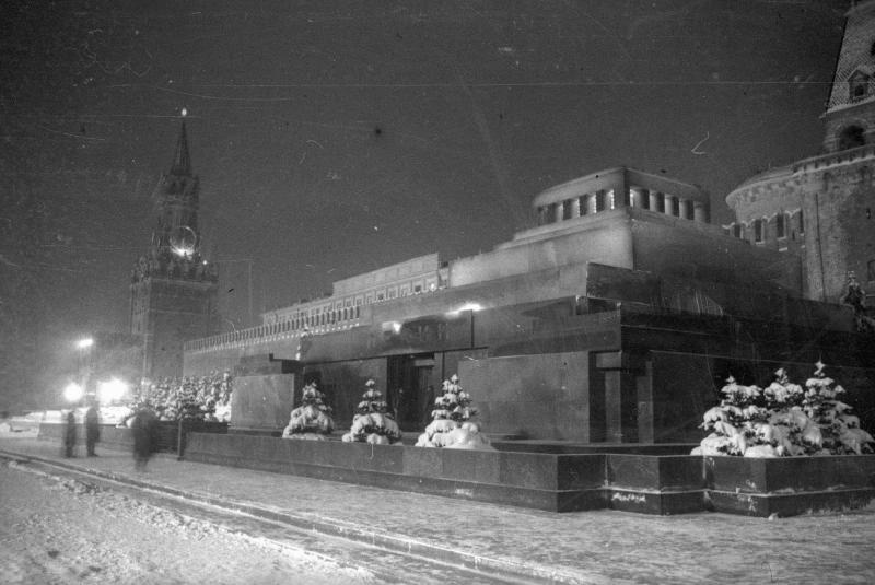 Мавзолей и Спасская башня зимней ночью, 1938 год, г. Москва. Выставка «Конструктивизм: передовая архитектура раннего СССР» с этой фотографией.&nbsp;