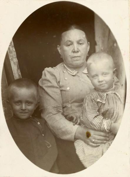 Портрет пожилой женщины с детьми, 1900 - 1903